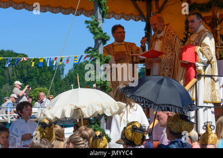 Procession maritime au lac Traunsee à Corpus Christi holiday, navire, femme femmes avec Goldhaube Goldhauben (golden cap caps), église drapeaux, Traunkirc Banque D'Images