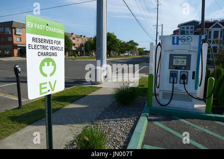 Voiture électrique point de recharge EV et des espaces de stationnement, Stone Harbor, New Jersey Banque D'Images