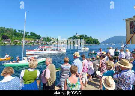 Procession maritime au lac Traunsee à Corpus Christi holiday, navire, femme femmes avec Goldhaube Goldhauben (golden cap caps), église drapeaux, Peninsula Banque D'Images