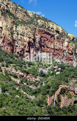 Falaise robuste et cascade le nord de l'Escarpement du Drakensberg Afrique du Sud Limpopo Banque D'Images