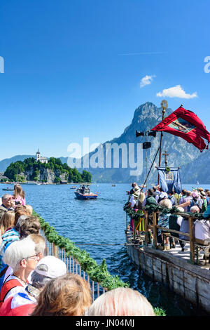 Procession maritime au lac Traunsee à Corpus Christi holiday, navire, femme femmes avec Goldhaube Goldhauben (golden cap caps), église drapeaux, mountain Banque D'Images