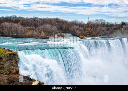 Niagara Falls. Vue sur les chutes américaines et Bridal Veil Falls. Au début du printemps de l'Amérique Banque D'Images