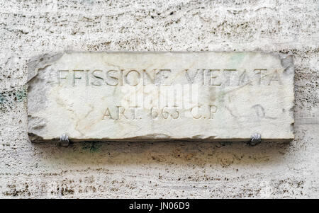 Affissione Vietata signe sur le mur à Rome, Italie Banque D'Images