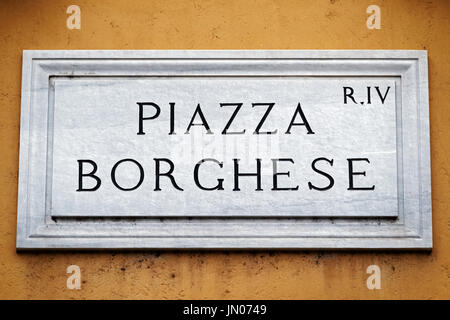 Piazza Borghese signe sur le mur à Rome, Italie Banque D'Images