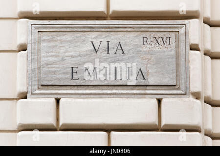 Via Emilia signe sur le mur à Rome, Italie Banque D'Images