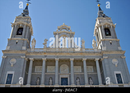Close up zoomé vue avant de 'la cathédrale Almudena', la cathédrale principale de Madrid, Espagne. Banque D'Images