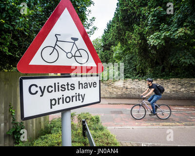 Les cyclistes ont la priorité - la sécurité à vélo - devenir dirigeant de wagons pour céder la place aux cyclistes sur une longue randonnée à vélo dans le centre de Cambridge UK Banque D'Images
