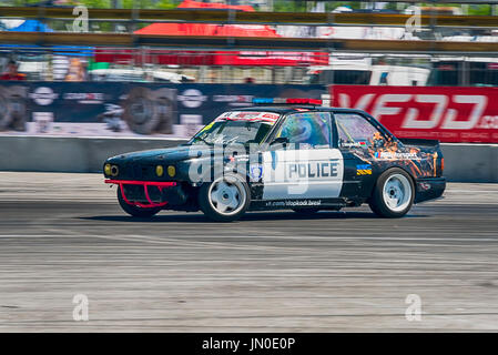 Lviv, Ukraine - 10 juin 2017 : Pas de cavalier sur la marque automobile BMW surmonte la piste dans le championnat de Lukraine dérivant à Lviv, Ukraine. Banque D'Images