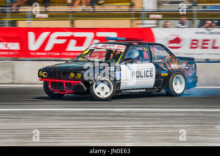 Lviv, Ukraine - 10 juin 2017 : Pas de cavalier sur la marque automobile BMW surmonte la piste dans le championnat de Lukraine dérivant à Lviv, Ukraine. Banque D'Images