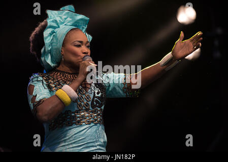 Malmesbury, Wiltshire, Royaume-Uni. 28 juillet, 2017.Festival Womad. Oumou Sangare à partir du Mali joue sur le stade de Siam. Crédit : charlie bryan/Alamy Live News Banque D'Images