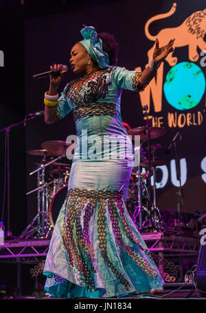 Malmesbury, Wiltshire, Royaume-Uni. 28 juillet, 2017.Festival Womad. Oumou Sangare à partir du Mali joue sur le stade de Siam. Crédit : charlie bryan/Alamy Live News Banque D'Images