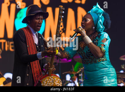 Malmesbury, Wiltshire, Royaume-Uni. 28 juillet, 2017.Festival Womad. Oumou Sangare à partir du Mali joue sur le stade de Siam. Crédit : charlie bryan/Alamy Live News Banque D'Images