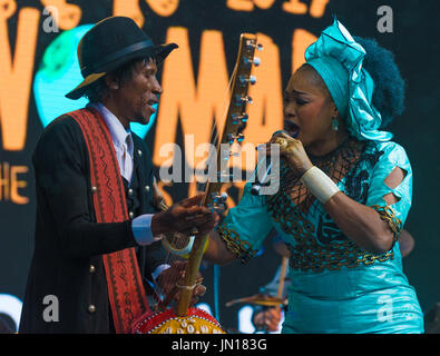 Malmesbury, Wiltshire, Royaume-Uni. 28 juillet, 2017.Festival Womad. Oumou Sangare à partir du Mali joue sur le stade de Siam. Crédit : charlie bryan/Alamy Live News Banque D'Images