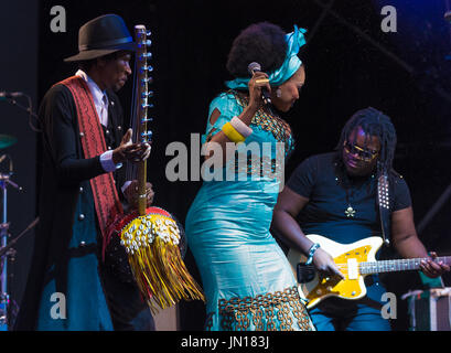 Malmesbury, Wiltshire, Royaume-Uni. 28 juillet, 2017.Festival Womad. Oumou Sangare à partir du Mali joue sur le stade de Siam. Crédit : charlie bryan/Alamy Live News Banque D'Images