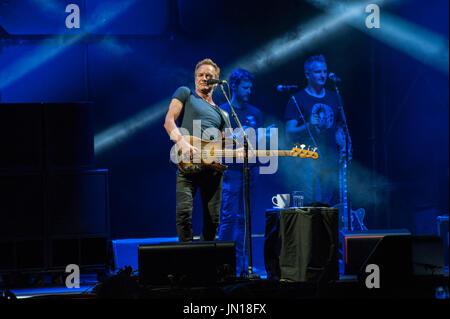 Mantoue, Italie. 28 juillet, 2017. Chanteur Sting joue sur la scène avec sa bande à Mantoue durant son 57e et 9e tour. Awakening : Crédit Photo Agency/Alamy Live News Banque D'Images