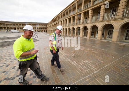 Halifax, Royaume-Uni. 28 juillet, 2017. La pluie tombe en tant que travailleurs de mettre la touche finale à la rénovation de la pièce Hall à Halifax, en Angleterre. Le bâtiment classé Grade I-a subi une restauration de deux ans : 19 millions de dollars et sera ré-ouverte au public le jour du Yorkshire (1 août) 2017. Crédit : Stuart Forster/Alamy Live News Banque D'Images