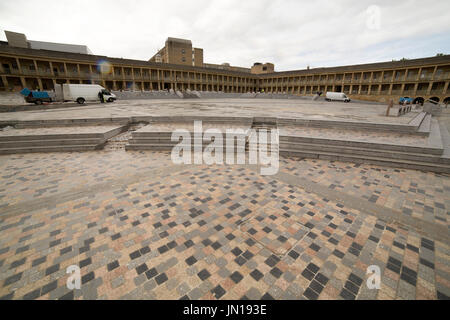 Halifax, Royaume-Uni. 28 juillet, 2017. La pluie tombe en tant que travailleurs de mettre la touche finale à la rénovation de la pièce Hall à Halifax, en Angleterre. Le bâtiment classé Grade I-a subi une restauration de deux ans : 19 millions de dollars et sera ré-ouverte au public le jour du Yorkshire (1 août) 2017. Crédit : Stuart Forster/Alamy Live News Banque D'Images