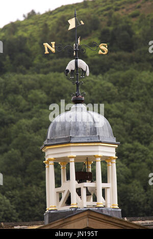 Halifax, Royaume-Uni. 28 juillet, 2017. La girouette de la rénové Pièce Hall à Halifax, en Angleterre. Le bâtiment classé Grade I-a subi une restauration de deux ans : 19 millions de dollars et sera ré-ouverte au public le jour du Yorkshire (1 août) 2017. Crédit : Stuart Forster/Alamy Live News Banque D'Images