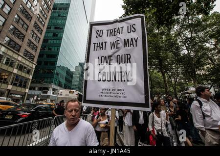 New York, New York, USA. 29 juillet, 2017. (Photo : Sachelle Babbar) pour protester contre les politiques de l'Administration d'atout et de menaces à diverses collectivités de l'Amérique latine, des artistes, des activistes, et des membres de la communauté ont participé à une marche de solidarité pour attirer l'attention sur ceux qui sont marginalisés. Les plates-formes ont été : le respect de la vie, l'égalité économique et sociale, la diversité et la liberté d'expression. Les participants ont défilé en silence dans le vêtement blanc, en hommage à la protestation silencieuse 1917 Parade. Kindred Arts a été l'organisateur de l'événement. Le Silent Parade était une manifestation silencieuse de mars déjà 8 Banque D'Images