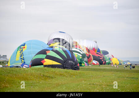 Chambley, France. 28 juillet, 2017. . 28 juillet, 2017. Montgolfières sont vus avant de prendre son envol au cours de l'air Mondial 2017 Balloons Festival dans Chambrey-Bussieres, France, le 28 juillet 2017. Un total de 456 ballons à air chaud a pris vers le ciel ici vendredi matin, l'établissement du nouveau record mondial pour le plus grand nombre de ballons alignés. (Xinhua/Chen Yichen) Credit : Xinhua/Alamy Live News Banque D'Images