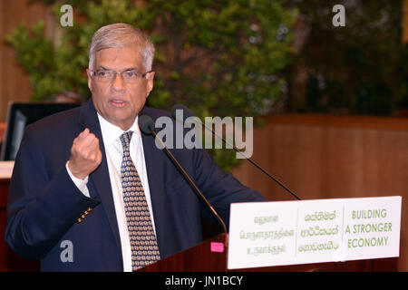 Colombo, Sri Lanka. 28 juillet, 2017. Le Premier Ministre sri-lankais Ranil Wickremesinghe parle lors d'une conférence de presse sur l'économie à Colombo, Sri Lanka, le 28 juillet 2017. Credit : Gayan Sameera/Xinhua/Alamy Live News Banque D'Images