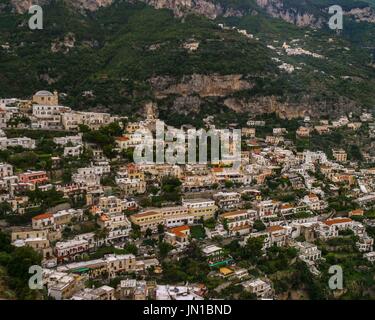 Positano, Amalfi Coast, Italie. 13 Oct, 2004. Le pittoresque village à flanc de falaise de Positano, avec ses maisons blanches et pastel peint en terrasses à flanc de bâtiments, est sur la côte amalfitaine en Italie, une destination touristique et destination de vacances. Credit : Arnold Drapkin/ZUMA/Alamy Fil Live News Banque D'Images