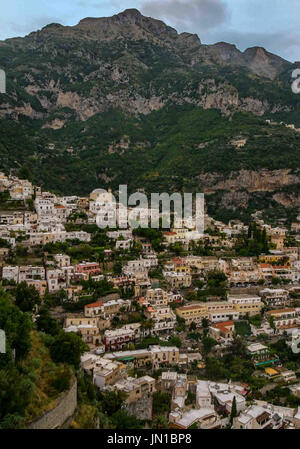 Positano, Amalfi Coast, Italie. 13 Oct, 2004. Le pittoresque village à flanc de falaise de Positano, avec ses maisons blanches et pastel peint en terrasses à flanc de bâtiments, est sur la côte amalfitaine en Italie, une destination touristique et destination de vacances. Credit : Arnold Drapkin/ZUMA/Alamy Fil Live News Banque D'Images