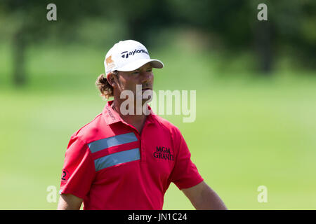 Oakville, Ontario, Canada. 28 juillet, 2017. Graeme McDowell (NIR) monte l'allée pendant la deuxième ronde de l'Omnium canadien RBC au Club de golf Glen Abbey à Oakville, Ontario, Canada. Daniel Lea/CSM/Alamy Live News Banque D'Images