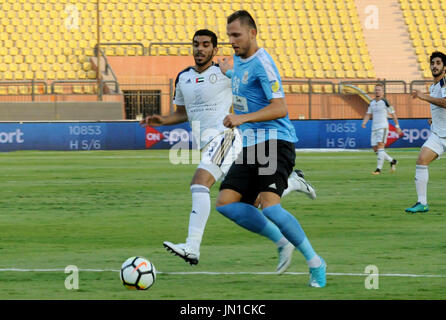 Le Caire, Égypte. 28 juillet, 2017. Jordan's Al-Faisaly les joueurs se font concurrence avec Al-Wahda des EAU joueurs lors du championnat arabe au stade Al-Salam, au Caire, en Égypte le 28 juillet 2017 Crédit : Amr Sayed/APA/Images/fil ZUMA Alamy Live News Banque D'Images