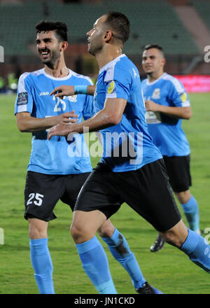 Le Caire, Égypte. 28 juillet, 2017. Jordan's Al-Faisaly les joueurs se font concurrence avec Al-Wahda des EAU joueurs lors du championnat arabe au stade Al-Salam, au Caire, en Égypte le 28 juillet 2017 Crédit : Amr Sayed/APA/Images/fil ZUMA Alamy Live News Banque D'Images