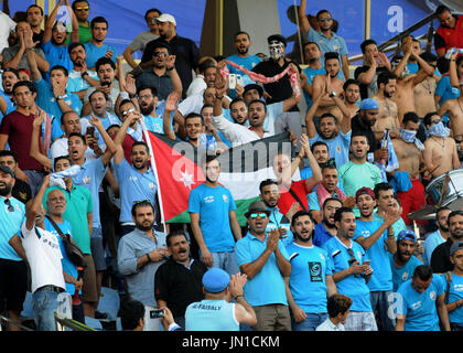 Le Caire, Égypte. 28 juillet, 2017. L'Al-Faisaly fans réagir pendant le match entre Al-Faisaly club et l'Al-Wahda à clup championnat du Club arabe au stade Al-Salam au Caire, Egypte Le 28 juillet 2017 Crédit : Amr Sayed/APA/Images/fil ZUMA Alamy Live News Banque D'Images