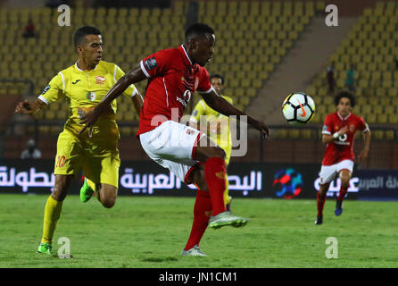 Le Caire, Égypte. 28 juillet, 2017. Al-Ahly joueurs et Al-Nassr Hussein Dey player pendant leur match à concurrence du championnat arabe au stade Al-Salam au Caire, Egypte Le 28 juillet 2017 Crédit : Amr Sayed/APA/Images/fil ZUMA Alamy Live News Banque D'Images