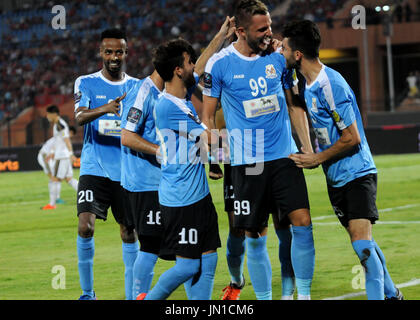 Le Caire, Égypte. 28 juillet, 2017. Jordan's Al-Faisaly les joueurs se font concurrence avec Al-Wahda des EAU joueurs lors du championnat arabe au stade Al-Salam, au Caire, en Égypte le 28 juillet 2017 Crédit : Amr Sayed/APA/Images/fil ZUMA Alamy Live News Banque D'Images