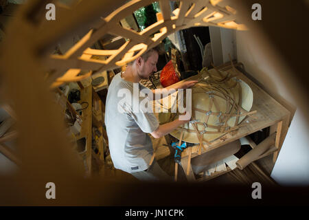 (170729) -- HANGZHOU, le 29 juillet 2017 (Xinhua) -- designer allemand Christoph John fait une chaise en bambou dans son atelier à Hangzhou, Zhejiang Province de Chine orientale, le 28 juillet 2017. Christoph travaille pour Pinwu en design d'intérieur, marque créée en 2005. L'industrie du meuble de la Chine adopte une nouvelle vague de marques de designers indépendants, surtout dans des villes comme Beijing, Shanghai et Hangzhou. La nouvelle génération de designers attache plus d'importance sur l'expression contemporaine des éléments chinois, l'ajout d'une dynamique créative de l'industrie du meuble en Chine. (Xinhua/Weng Xinyang)(wsw) Banque D'Images