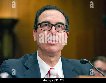 Secrétaire au Trésor des Etats-Unis Steven Mnuchin témoigne devant le comité du Sénat américain sur les crédits au cours de l'audience pour examiner l'exercice 2018 demande de budget pour le département du Trésor sur la colline du Capitole à Washington, DC le mercredi, Juillet 26, 2017. · Pas de service de fil · Photo : Ron Sachs/consolidé/dpa Banque D'Images