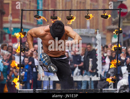 Blackpool, Lancashire, Royaume-Uni. Météo britannique. 29 juillet, 2017. Liam un "athlète olympique connu comme Le Stunt Runner', effectue un bandé les yeux, défiant la mort de foules stunt dans la station. Saute au-dessus de haies faites de tronçonneuses et de feu les yeux bandés a aidé un Harrier Tynedale au titre mondial. Liam Collins continue de recueillir des fonds pour les World Masters Athletics Indoor Championships, qu'un décès-défiante street performer de haut en bas du pays. /AlamyLiveNews MediaWorldImages Banque D'Images