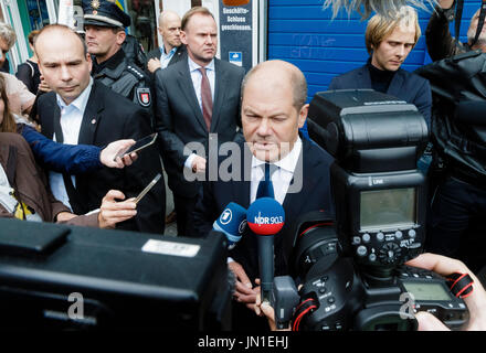 Hamburg-Barmbek, Allemagne. 29 juillet, 2017. Le premier maire de Hambourg Olaf Scholz (SPD) parle en face du supermarché où une personne a été tuée et six autres personnes ont été blessés par un couteau attaquant le 28 juillet à Hamburg-Barmbek, Allemagne, 29 juillet 2017. Photo : Markus Scholz/dpa/Alamy Live News Banque D'Images