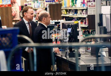 Hamburg-Barmbek, Allemagne. 29 juillet, 2017. Le sénateur de l'intérieur de Hambourg Andy Grote (L, SPD) et le premier maire de Hambourg l'Olaf Scholz (SPD) visiter le supermarché où une personne a été tuée et six autres personnes ont été blessés par un couteau attaquant le 28 juillet à Hamburg-Barmbek, Allemagne, 29 juillet 2017. Photo : Markus Scholz/dpa/Alamy Live News Banque D'Images