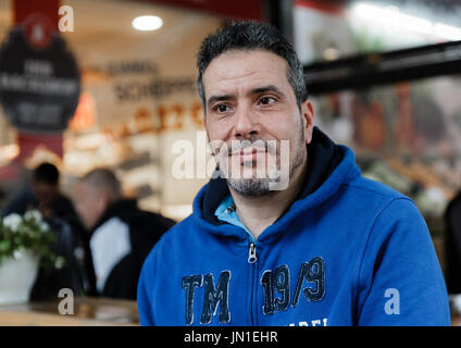 Hamburg-Barmbek, Allemagne. 29 juillet, 2017. Le Tunisien Jamel Chraie est assis dans un café à Hamburg-Barmbek, Allemagne, 29 juillet 2017. De là, lui et d'autres arrêtés le couteau attaquant, qui a déjà tué une personne et blessé cinq autres personnes dans un supermarché. Photo : Markus Scholz/dpa/Alamy Live News Banque D'Images