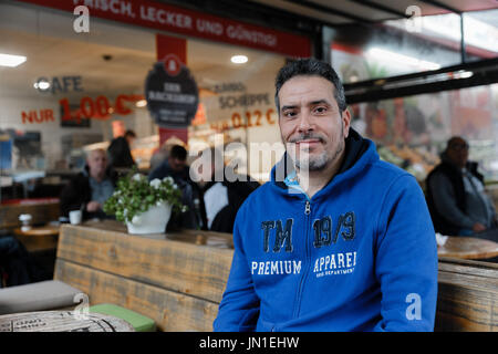 Hamburg-Barmbek, Allemagne. 29 juillet, 2017. Le Tunisien Jamel Chraie est assis dans un café à Hamburg-Barmbek, Allemagne, 29 juillet 2017. De là, lui et d'autres arrêtés le couteau attaquant, qui a déjà tué une personne et blessé cinq autres personnes dans un supermarché. Photo : Markus Scholz/dpa/Alamy Live News Banque D'Images