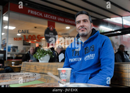 Hamburg-Barmbek, Allemagne. 29 juillet, 2017. Le Tunisien Jamel Chraie est assis dans un café à Hamburg-Barmbek, Allemagne, 29 juillet 2017. De là, lui et d'autres arrêtés le couteau attaquant, qui a déjà tué une personne et blessé cinq autres personnes dans un supermarché. Photo : Markus Scholz/dpa/Alamy Live News Banque D'Images