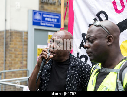 Londres, Royaume-Uni. 29 juillet, 2017. Vigile et protester pour Rashan Charles à l'extérieur de la station de police de Stoke Newington. Les pères de Rashan Charles et Edson da frais et MP Diane Abbott a assisté. Carol crédit Moir/Alamy Live News. Banque D'Images