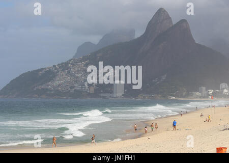 Rio de Janeiro, Brésil, le 29 juillet 2017 : Rio de Janeiro est ensoleillé et peu nuageux samedi. Même si c'est l'hiver, la chaleur permet à un grand nombre de baigneurs et surfeurs pour profiter de la plage. Dans cette image, les plages de Copacabana et Ipanema, Arpoador. Banque D'Images