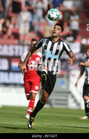 Mainz, Allemagne. 29 juillet, 2017. Le Newcastle Aleksandar Mitrovic contrôle la balle au cours de l'international club de football match amical entre FSV Mainz 05 et Newcastle United à Mainz, Allemagne, 29 juillet 2017. Photo : Thomas Frey/dpa/Alamy Live News Banque D'Images