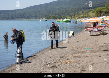 Le Lac de Bracciano, Italie. 29 juillet, 2017. La protection civile fait enquête sur les dommages provoqués à l'écosystème sous le niveau de l'eau : Crédit sur rouge/Alamy Live News Banque D'Images