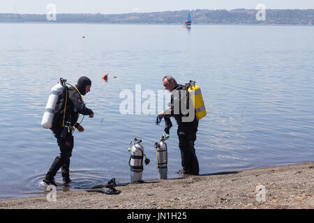 Le Lac de Bracciano, Italie. 29 juillet, 2017. La protection civile fait enquête sur les dommages provoqués à l'écosystème sous le niveau de l'eau : Crédit sur rouge/Alamy Live News Banque D'Images