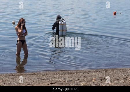 Le Lac de Bracciano, Italie. 29 juillet, 2017. La protection civile fait enquête sur les dommages provoqués à l'écosystème sous le niveau de l'eau : Crédit sur rouge/Alamy Live News Banque D'Images