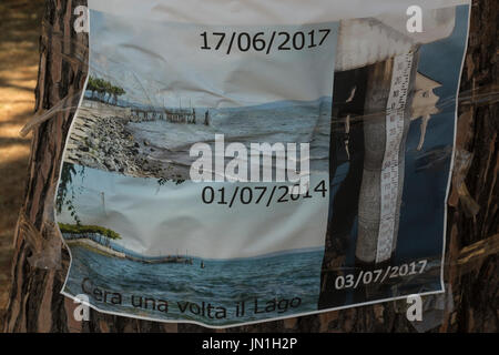 Le Lac de Bracciano, Italie. 29 juillet, 2017. Poster de protestation pour demander syop puiser de l'eau du lac, montrant la différence atteint en trois années de crédit dessin : Rouge sur/Alamy Live News Banque D'Images