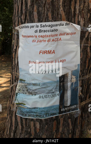 Le Lac de Bracciano, Italie. 29 juillet, 2017. Poster de protestation pour demander syop puiser de l'eau du lac, montrant la différence atteint en trois années de crédit dessin : Rouge sur/Alamy Live News Banque D'Images