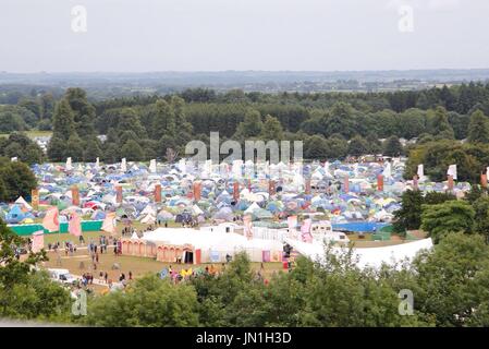 Malmesbury, Wiltshire. 28 juillet 2017. Une attraction unique au festival est le stade où les cultures du monde Yalumba combinent l'excellente nourriture et de la musique. La foule sont réchauffés avec battements de Bollywood et danse avant de déguster un brunch du bhangra. Cette année marque le 35e festival de musique et de danse qui a eu lieu dans le magnifique parc du Charlton Park. Credit : Wayne Farrell/Alamy Live News Banque D'Images